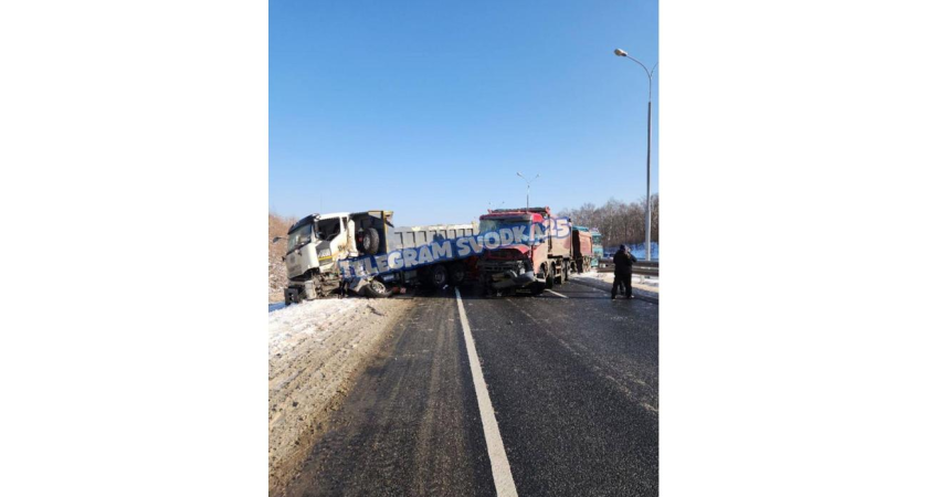 Самосвал сбил рабочего на трассе Приморья во время ремонта моста