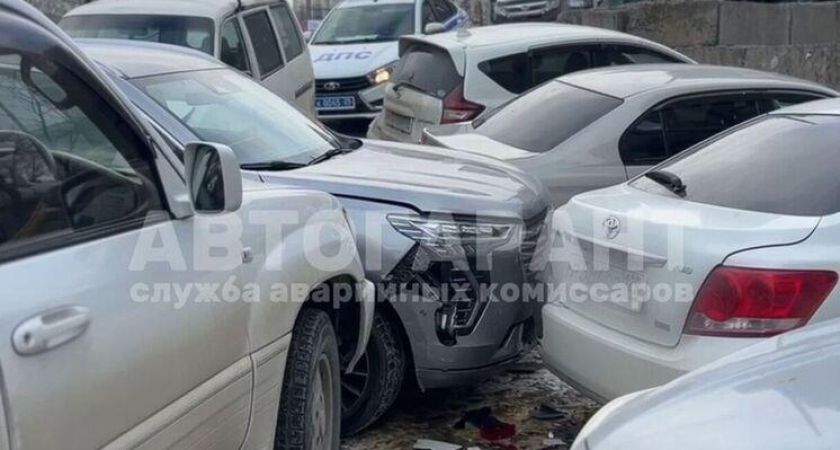 Toyota TownAce протаранил Haval и спровоцировал цепную аварию с пятью машинами во Владивостоке