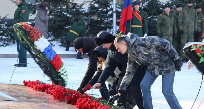 Уссурийцы почтили память миллионов безвестно павших: цветы к Вечному огню в пронзительную дату
