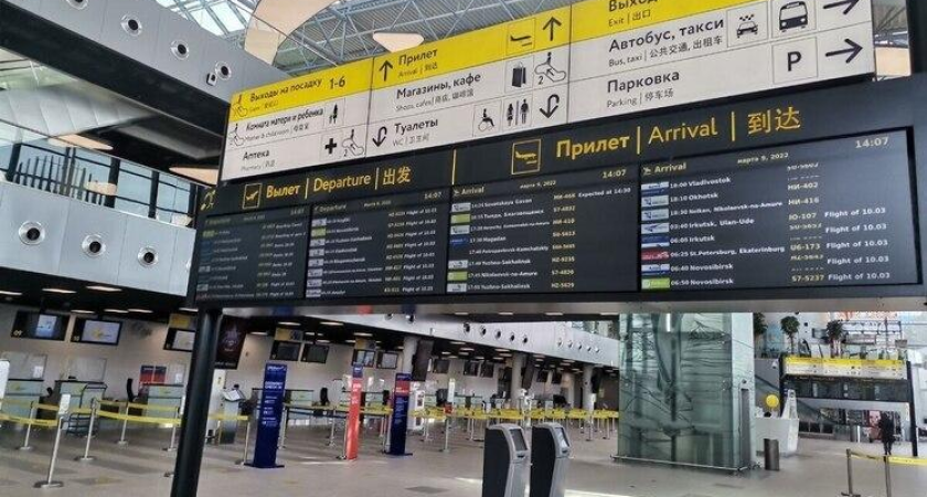 Рейс Владивосток-Камрань застрял в аэропорту: прокурор развернул мобильную приёмную для пассажиров