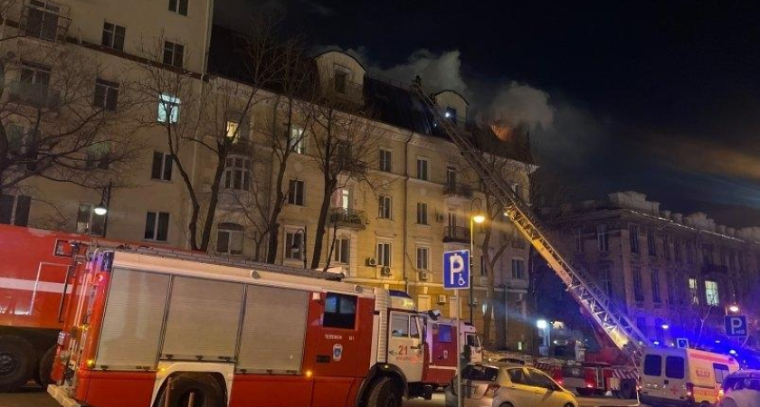 Мансарда горит до ночи: прокурор лично выехал на пожар в центре Владивостока