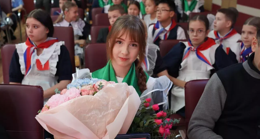 15-летняя Кристина спасла 4-летнего малыша с карниза третьего этажа, отвлекая его разговорами