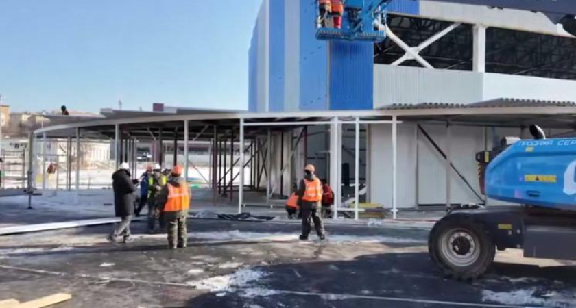 Мэр Владивостока проверил стройку всесезонного ФОК на «Строителе»