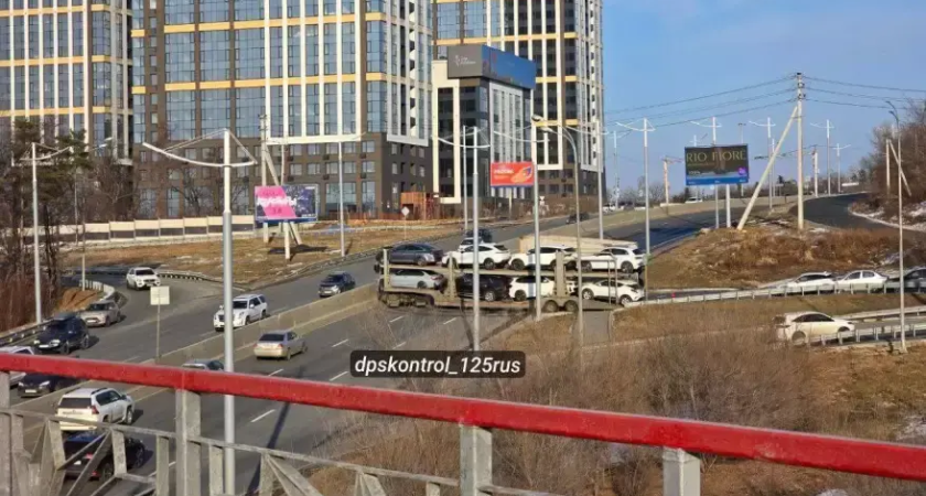 Автовоз перегородил трассу на развязке Седанки: движение к Фетисов-арене парализовано