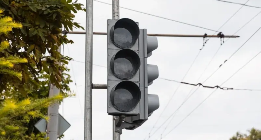 Светофор на Русской и 100-летия подключили за сутки вместо двух дней — но пробки уже начались
