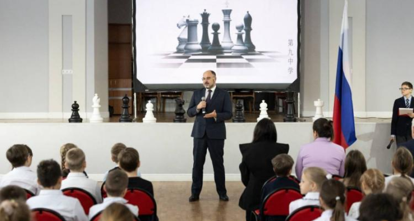 Во Владивостоке школьники с китайским языком сразились в шахматном турнире в новом классе