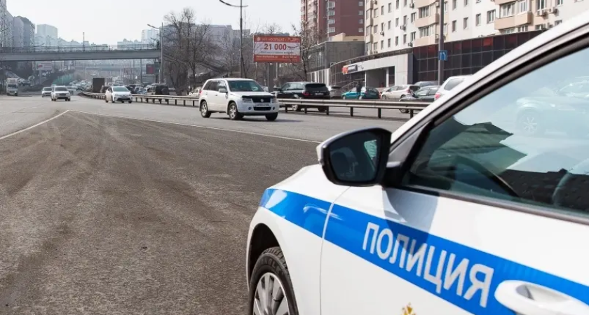 Водитель BMW угрожал пистолетом на улице Нейбута во Владивостоке