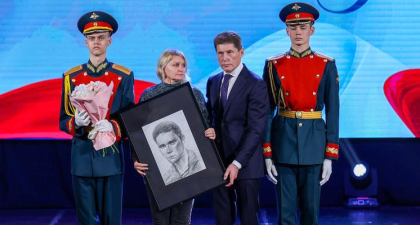 «Их имена не канут в лету»: в Уссурийске увековечили память погибших добровольцев СВО