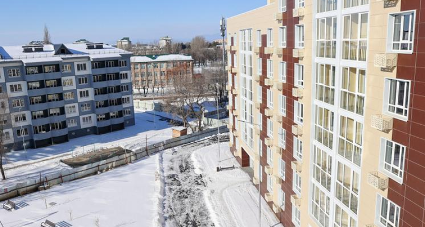 220 квартир с ремонтом и детской площадкой: в Арсеньеве участник СВО и врачи получили ключи