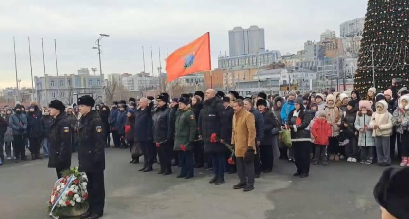 Герои СВО и ветераны возложили цветы на центральной площади Владивостока