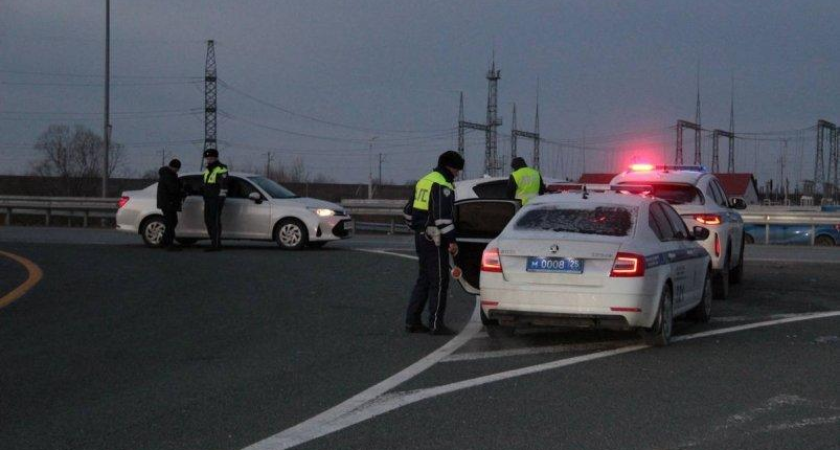 Охота на нелегалов: 30 такси проверили у аэропорта Владивостока после запрета иностранцам возить пассажиров