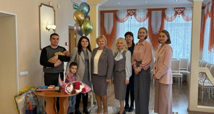 Семилетний Владислав дождался братика: в Уссурийске торжественно вручили свидетельство о рождении Матвею