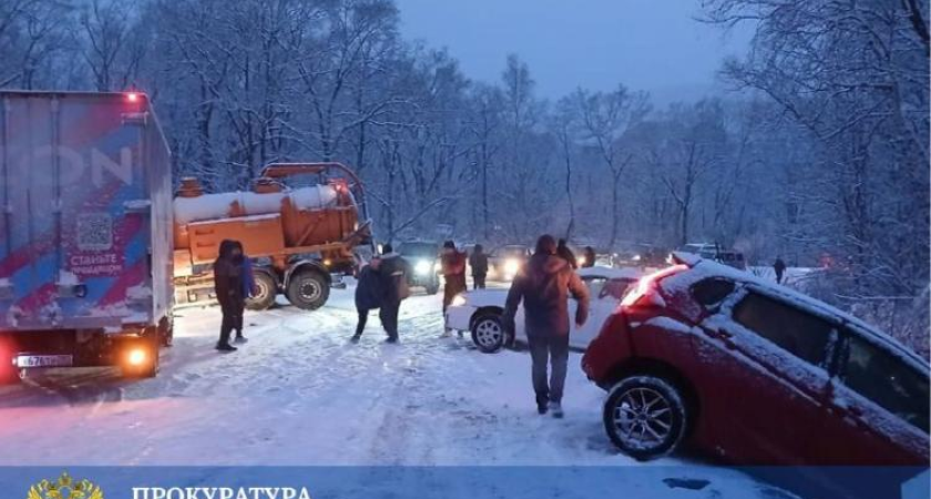 Восемь машин столкнулись в снежной каше на трассе Душкино-Ливадия-Анна