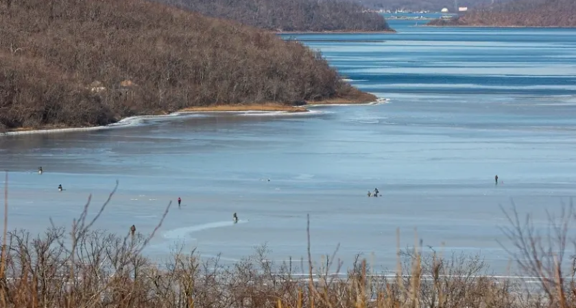 Рыбак с квадроциклом провалился под лёд в Приморье: спасатели бьют тревогу