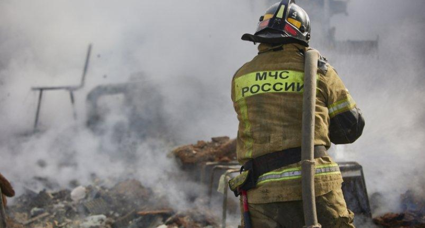 Черный дым окутал Эгершельд: пылает здание Феско Холла во Владивостоке