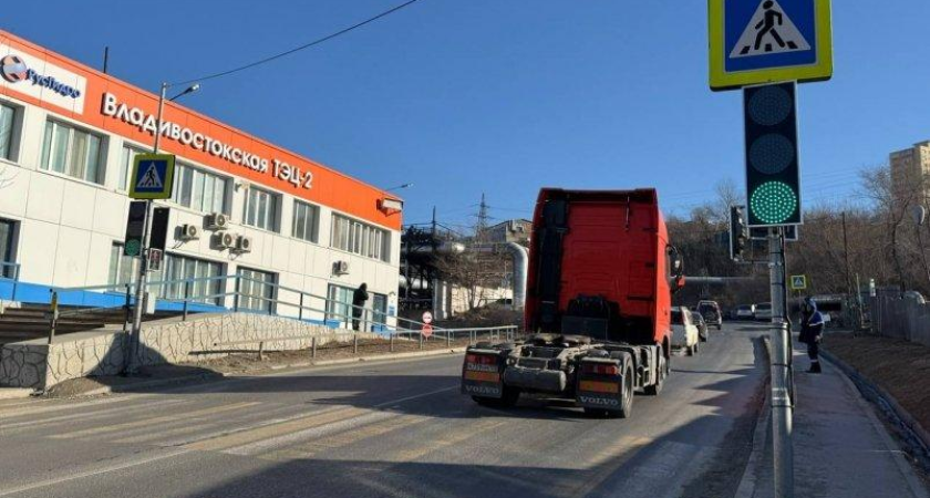 Во Владивостоке установили интеллектуальный светофор с кнопками безопасности