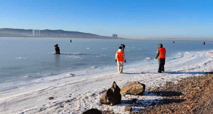 Во Владивостоке начались провалы под лед: штраф до 2 тысяч рублей