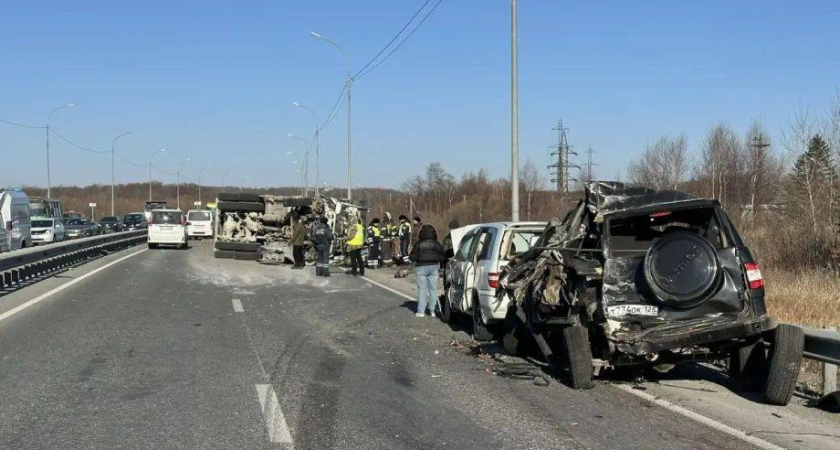 Самосвал с грунтом опрокинулся поперек трассы под Владивостоком: водитель госпитализирован