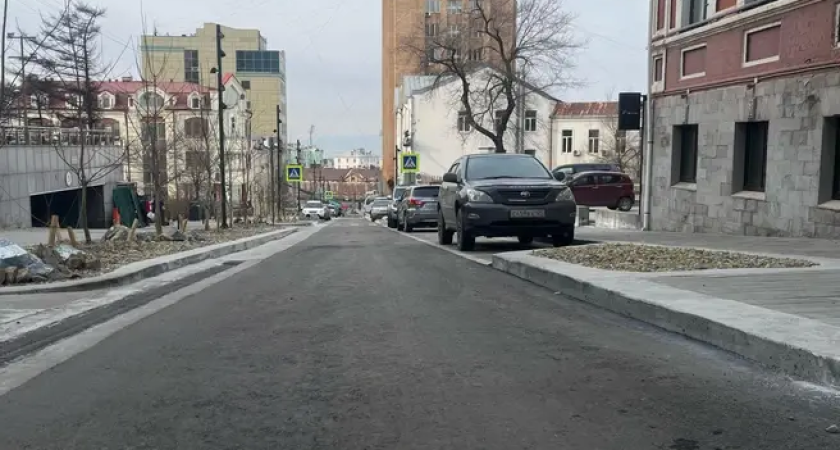 Улицу Мордовцева превратили в пешеходную зону с брусчаткой и лавочками