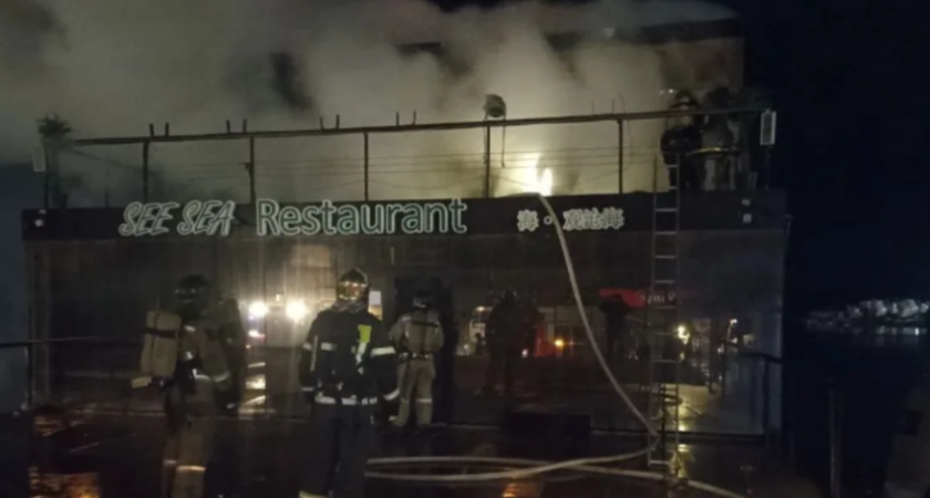 Ресторан на барже охватило пламя: горели все три этажа на Спортивной набережной