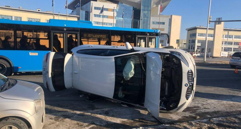 BMW опрокинулся у ДВФУ после столкновения с припаркованной Toyota: водитель в больнице