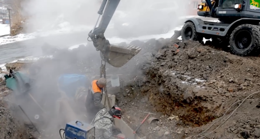 Ночная авария оставила 20 домов без тепла во Владивостоке: спасают за часы