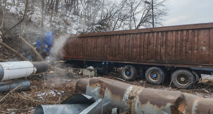 Фура протаранила тепломагистраль: сотни домов остались без отопления