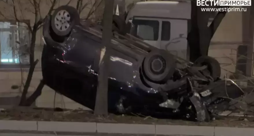 Toyota bB вылетела с трассы и перевернулась на проспекте Владивостока