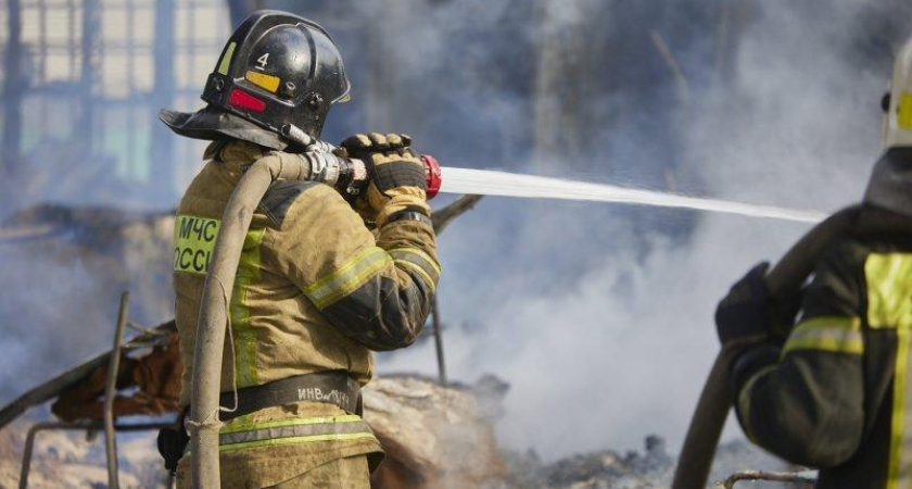 Пламя охватило 9-этажку на 100-летия Владивостока: двоих вывели из задымленных квартир