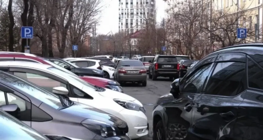 Владивосток паркует почти миллион машин в год: 90% заполнения центра