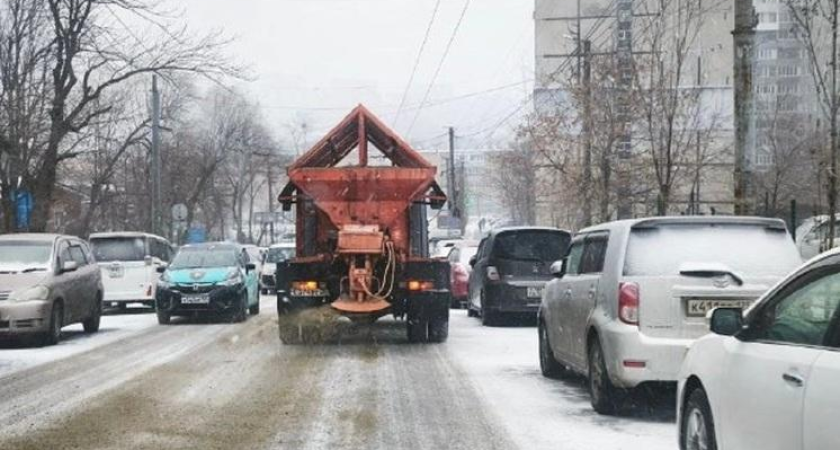 365 работников и 198 машин: Владивосток в боевом режиме уборки снега