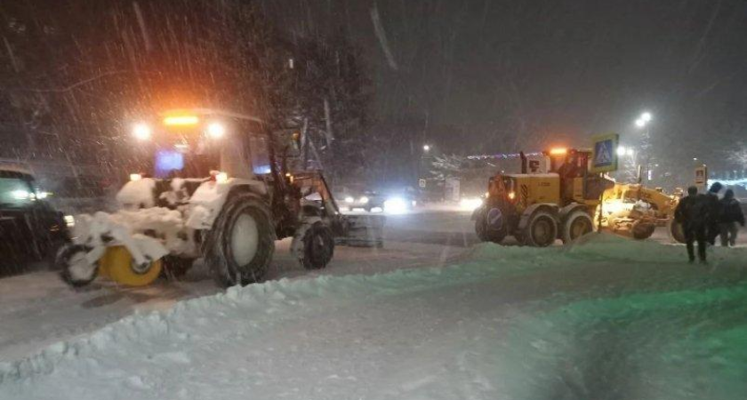 Пять единиц техники борются с циклоном в Партизанске ночью