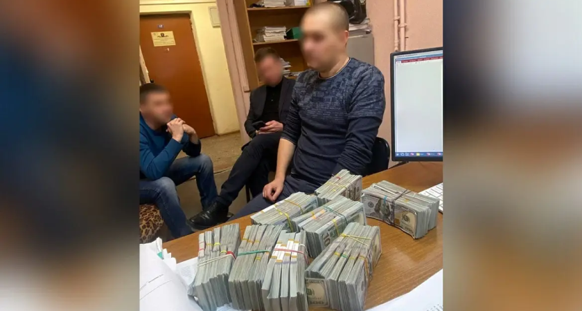 Во Владивостоке мошенники украли 670 тысяч долларов поддельными рублями