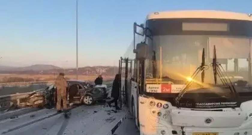 ДТП в Артёме парализовало четыре маршрута: пассажиры пересаживаются на месте