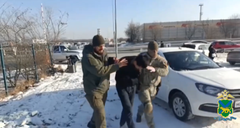 12 нелегальных таксистов задержаны при рейде в Артеме при поддержке Росгвардии