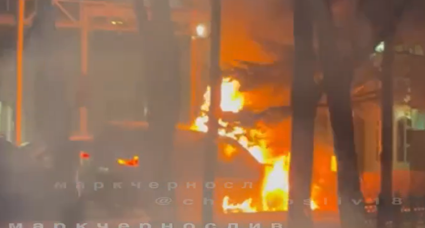 В Уссурийске ночью загорелся автомобиль возле гостиницы: очевидцы в панике