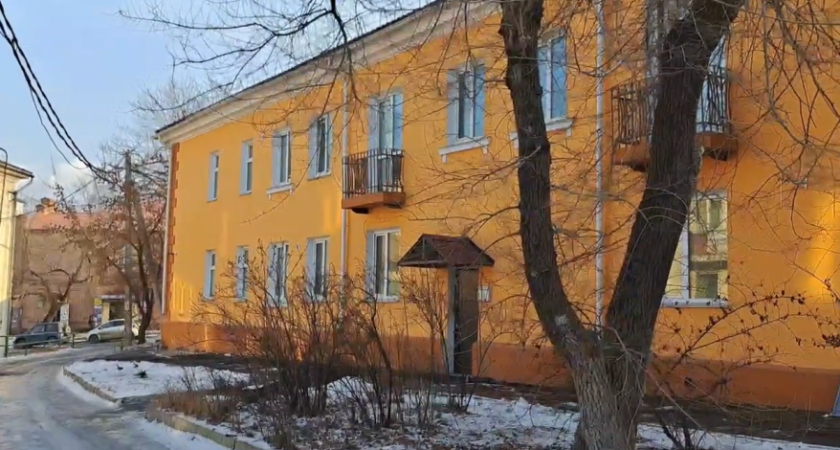 Во Владивостоке пожар охватил три здания, шесть человек ищут спасенное в руинах