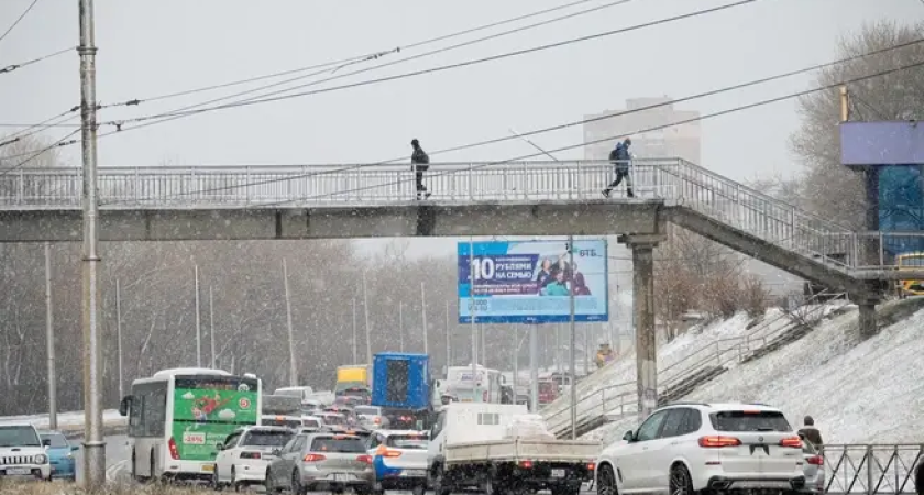 Владивосток встречает Новый год в 8-балльных пробках: город на грани коллапса