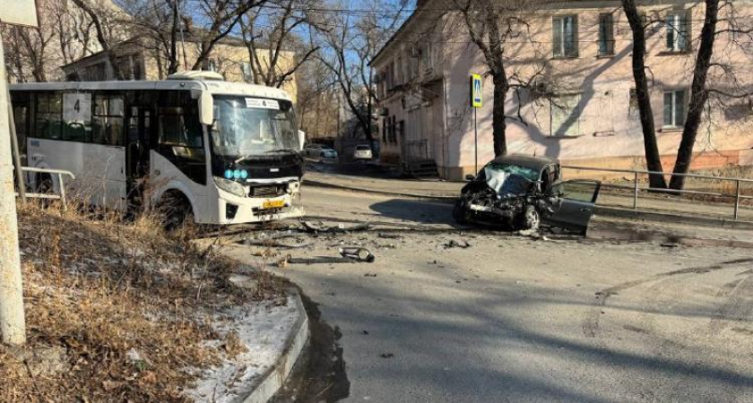 Nissan Note врезался в автобус ПАЗ: трое в больнице во Владивостоке