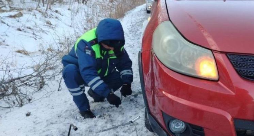 Полицейский спас мать с тремя детьми, застрявших на трассе Приморья