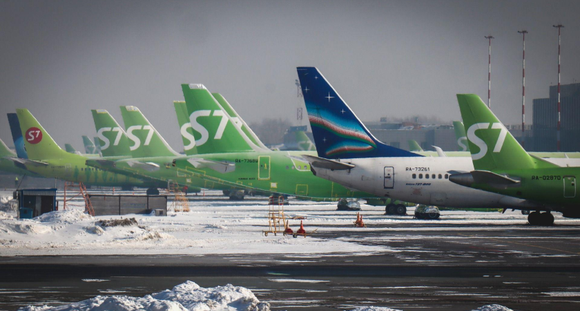 Toyota и самосвал заблокировали аэропорт Владивостока: десятки пассажиров рискуют опоздать