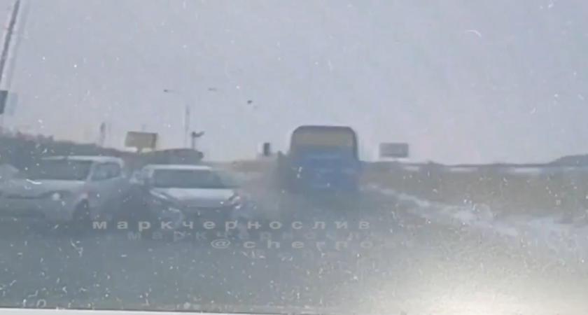 Кадры столкновения автобуса с китайскими туристами и грузовика на трассе в Приморье