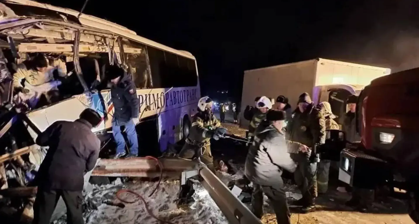 Трагедия на дороге: после лобового столкновения туристического автобуса с большегрузом в Приморье госпитализировано 6 человек