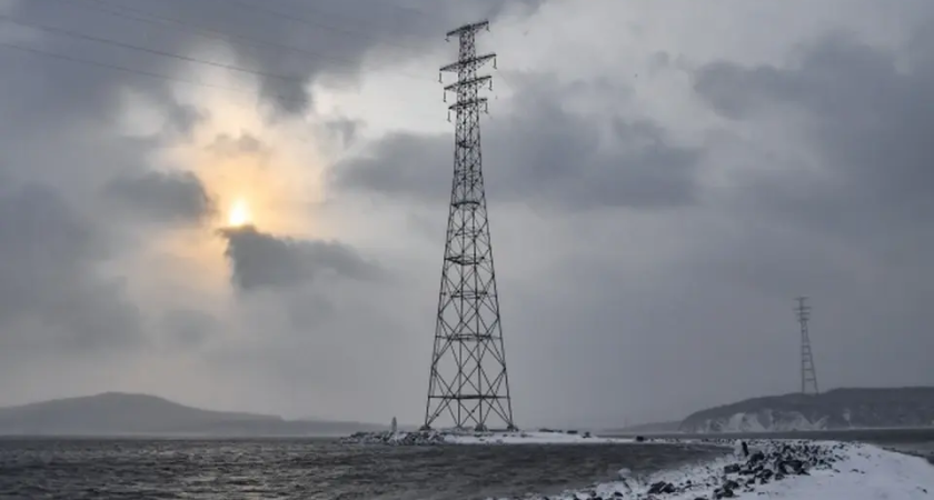 Свет вернулся в больницы и школы Надеждинского района после пожара на подстанции