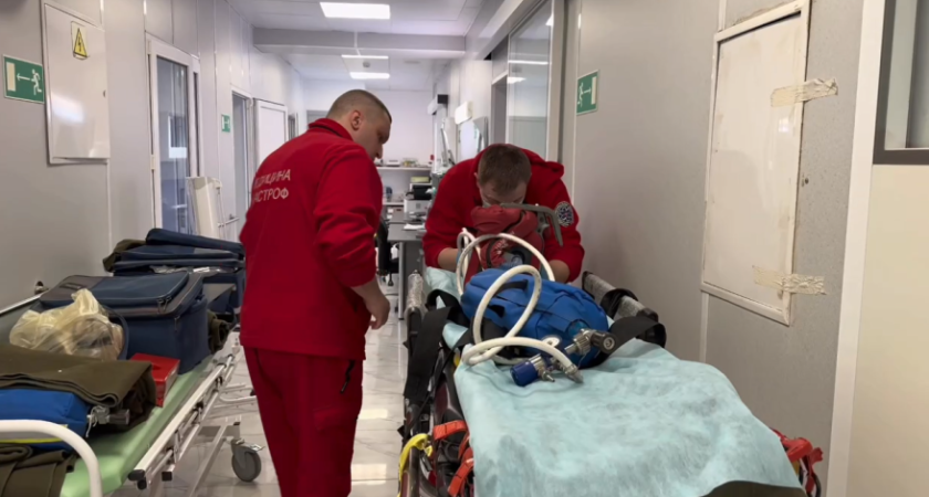 Бригада врачей с главным реаниматологом Приморья срочно эвакуирует двух пострадавших в ДТП из Хасанской ЦРБ