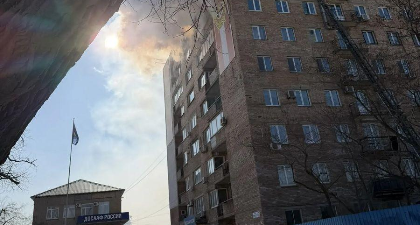 40 квадратных метров огня: в 9-этажном здании ДОСААФ во Владивостоке выгорел офис компании оргтехники