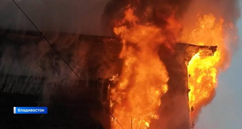 Отделение банка в Уссурийске охвачено пламенем: один из 24 пожаров за сутки в Приморье