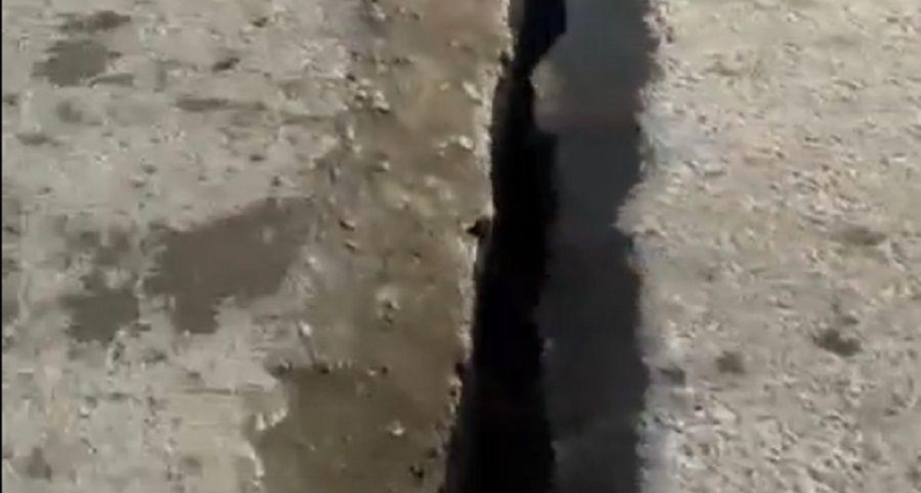 Опасное зияние: на Рудневском мосту Владивостока появились сквозные трещины размером с колесо