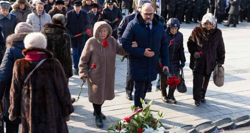 82 года спасения: губернатор Кожемяко и сотни приморцев почтили память защитников блокадного Ленинграда у Стены памяти