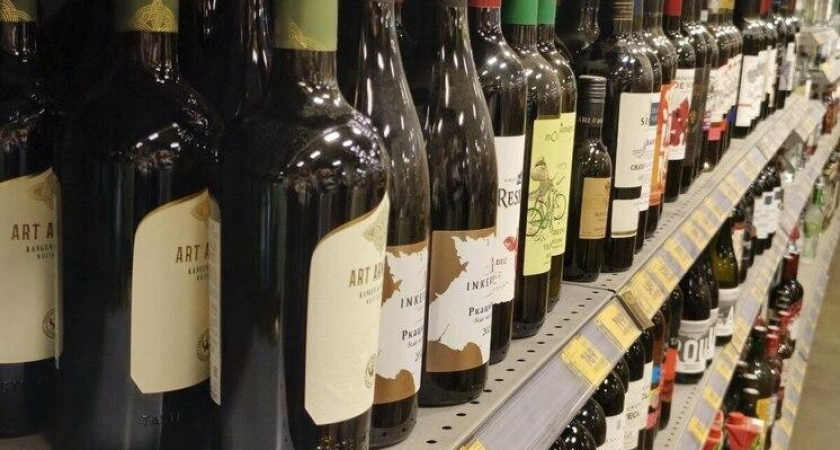 76 литров «паленого» алкоголя изъяли во Владивостоке после жалоб жителей на подозрительный магазин